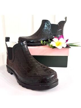 FOREVER YOUNG ~ Women’s black embossed all weather utility rain booties size 8